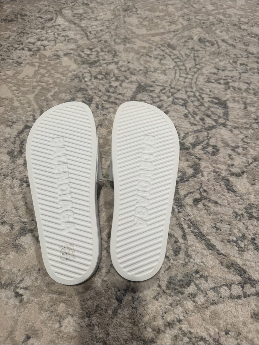 Men’s Balenciaga White Pool Slide Sandals with Black Logo - Picture 3 of 4